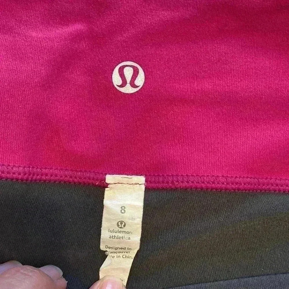 Lululemon Black & Pink Capri Leggings in Size 8. - Picture 5 of 9